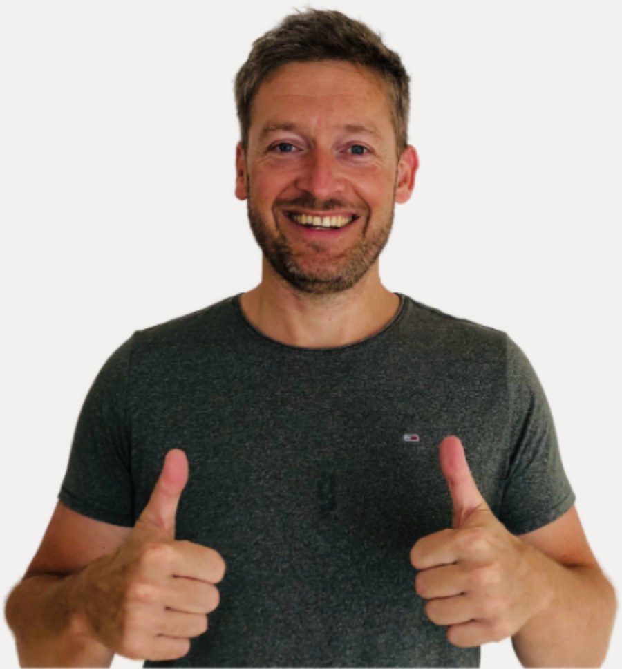 Dirk Lange, Inhaber von Denkste! Nachhilfe, lächelt und hält beide Daumen hoch